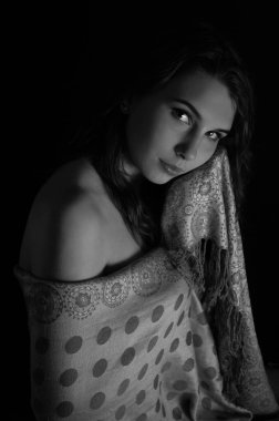 Siyah beyaz bir portre. Güzel, yalnız bir kız. Kıvırcık saçlı..