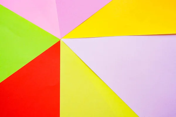 Parlak renkli ofis kağıtları beyaz arka planda yukarıdan yakın plan çekilir. Kırmızı, pembe, mor, sarı, turuncu, yeşil