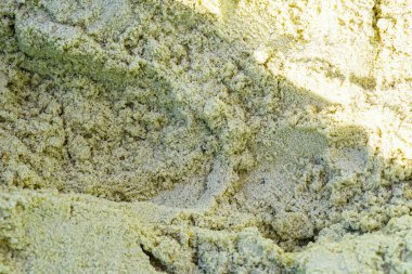 Doku, arka plan sarı kum. Sahilde, deniz kenarında. Yaz tatili harikadır. Tatil anları, yaz. Çocukların kum havuzu. Kum Oyunları - Kaleler İnşa Etmek