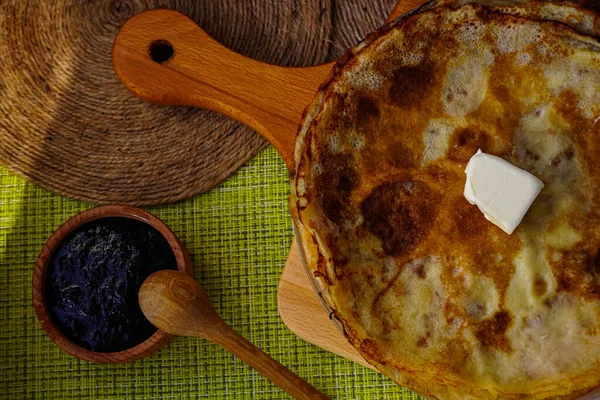 Panqueques Caseros Una Rebanada Mantequilla Encuentran Una Tabla Cortar Madera —  Fotos de Stock