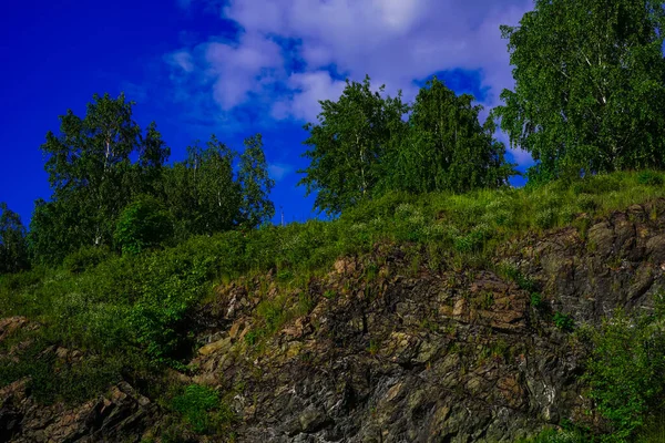 大自然 乌拉尔山 许多绿地 美丽的风景 蓝天白云 阳光灿烂的日子 对比鲜明的照片 — 图库照片