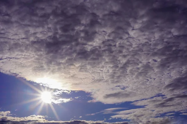 Parlak güneş ve bir sürü kümülüs bulutu. Güzel gökyüzü. Yağmurlu hava, yağış
