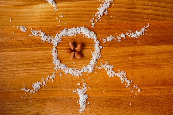 Güneş hindistan ceviziyle kaplı. Fındıklar ortaya. Arka planda güneş ışığı var. Kahverengi tahta arka plan. Ahşap doku