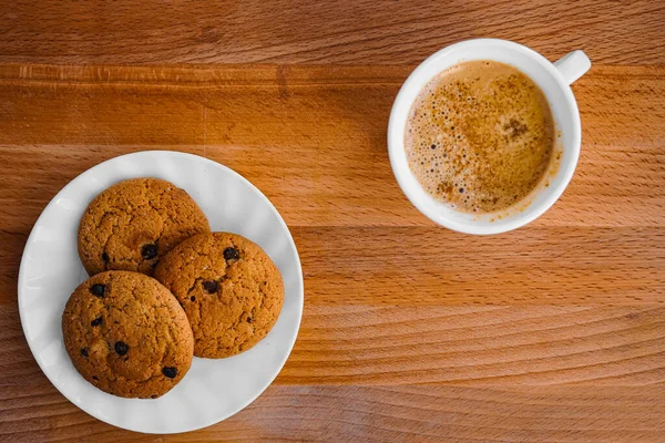 Tres Galletas Avena Con Chocolate Encuentran Plato Blanco Redondo Junto — Foto de Stock