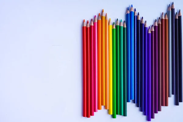 Conjunto Sus Muchos Lápices Colores Está Dispuesto Cuaderno Gris Una — Foto de Stock