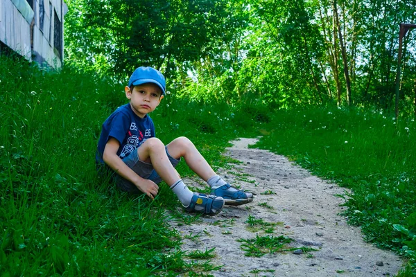 Sıcak bir yaz gününde bir çocuk şehir parkında yeşil çimlerin üzerinde oturuyor. Çocuk patikanın yakınında dinleniyor. Sağlık için temiz havada doğa yürüyüşü. Reyonok rüya görür, düşünür.