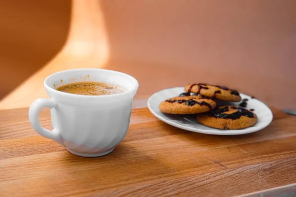 Taza Blanca Con Café Aromático Galletas Avena Fondo Sobre Una — Foto de Stock