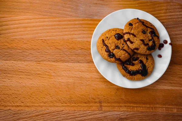 Tres Galletas Avena Recién Horneadas Con Chocolate Vertidas Con Mermelada — Foto de Stock