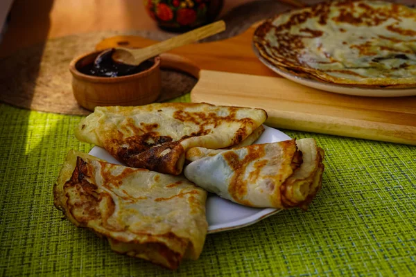 Hjärtliga Hemmagjorda Pannkakor Rullade Triangel Ett Tefat Bunt Pannkakor Och — Stockfoto