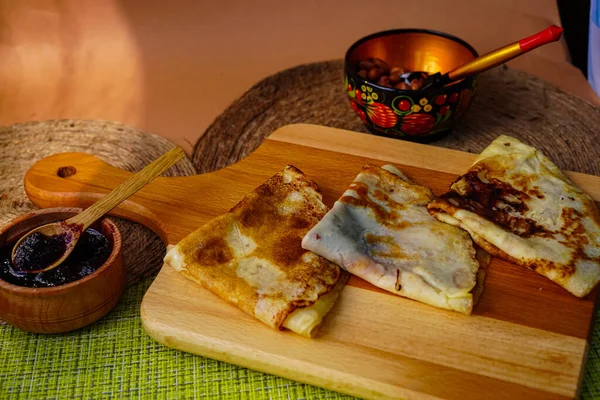 Panqueques Rodados Triángulo Caseros Abundantes Una Tabla Cortar Madera Mermelada —  Fotos de Stock