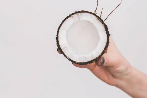 Mão Feminina Segura Coco Quebrado Fundo Branco — Fotografia de Stock