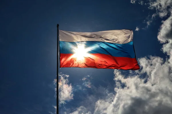 Bandera Rusa Contra Cielo —  Fotos de Stock