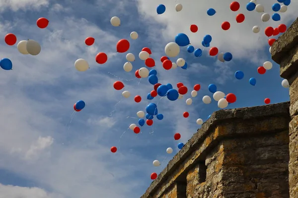 Gökyüzündeki renkli toplar