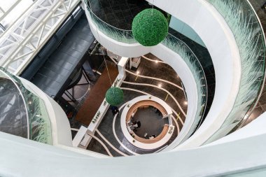 İş gününde her yerde kıvrımlar var.