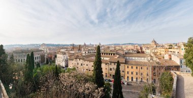Roma geceleri Capitoline Hill 'den gökyüzüne yükseliyor, Marcellus Tiyatrosu, Piazza Venezia, Yahudi sinagogu, Janicule, Vatikan, Pantheon ve kiliseler ile
