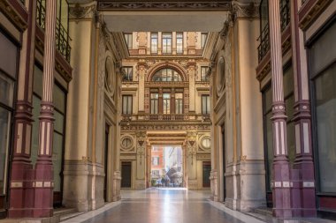 Roma, İtalya 'nın Trevi bölgesindeki Liberty Stile' de alegorik resimlerle süslenmiş Galleria Sciarra binasının gizli geçidi.