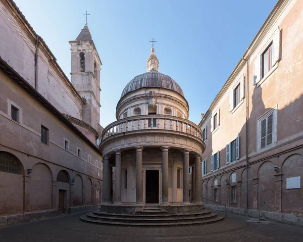 Roma, İtalya - 23 Ocak 2020: Montorio 'daki San Pietro' da Bramante 'nin Tempietto' su İtalyan Rönesansı 'nın Roma, İtalya' daki icadı olarak görüldü.