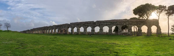 Roma su kemeri kalıntıları Parco degli Acquedotti parkında Aqua Claudia, Roma, İtalya