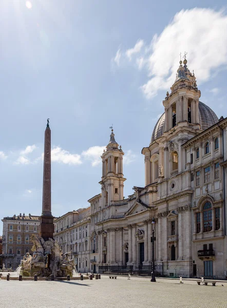 Roma, İtalya-12 Mar 2020: Popüler turizm noktası Piazza Navona, hükümet, Roma ve İtalya tarafından yürürlüğe konan koronavirüs hapsi tedbirleri sonrasında boş