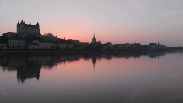 Saumur Πόλη Ορίζοντα Κάστρο Και Την Εκκλησία Στο Ηλιοβασίλεμα Loire — Αρχείο Βίντεο