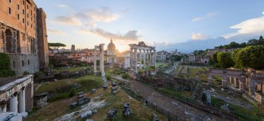 Roma Forumu 'nun antik kalıntıları Severus Kemeri, Satürn Tapınağı, Vesta Tapınağı, Maxentius Bazilikası, Titus ve Colosseum' un gündoğumunda Roma, Latium, İtalya