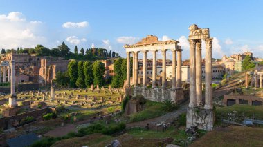 Roma Forumu 'nun antik harabeleri ve İtalya' daki Colosseum vampir tiyatrosunun manzarası, Satürn tapınağı, Vesta tapınağı, Maxentius Bazilikası, Titus Kemeri ve gündoğumunda Palatine Tepesi
