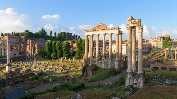 Roma Forumu 'nun antik harabeleri ve İtalya' daki Colosseum vampir tiyatrosunun manzarası, Satürn tapınağı, Vesta tapınağı, Maxentius Bazilikası, Titus Kemeri ve gündoğumunda Palatine Tepesi