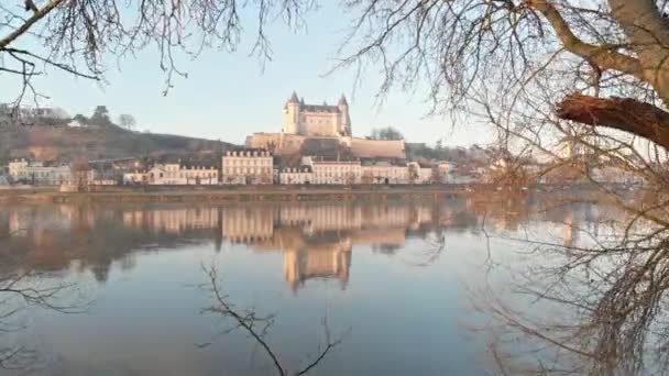 Saumur Kasabası Ortaçağ Şatosu Kilisesiyle Gündoğumunda Nehre Yansıyan Loire Vadisi — Stok video