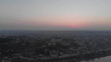 Günbatımında şatosu ve kilisesi olan Saumur kasabası, Loire Vadisi, Fransa. Hava aracı fırlatıldı, derecelendirilmedi, dengelendi, dönüyor.