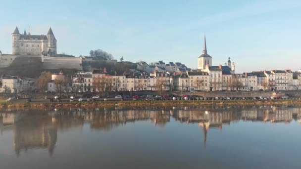 Saumur Város Városképe Középkori Várral Templommal Amely Napkeltekor Tükröződik Folyón — Stock videók