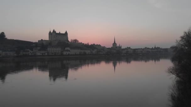 Günbatımında Şatosu Kilisesi Olan Saumur Kasabası Loire Vadisi Fransa Havadan — Stok video