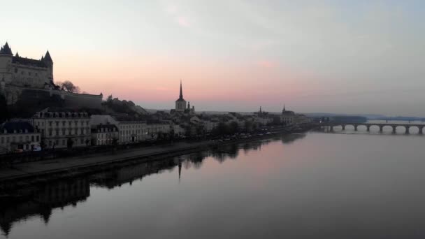 Günbatımında Şatosu Kilisesi Olan Saumur Kasabası Loire Vadisi Fransa Havadan — Stok video