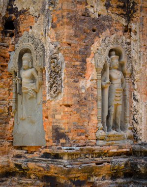 Angkor Wat Unesco sitesindeki Preah Ko antik Hindu tapınağının duvarlarını süsleyen erkek savaşçı heykeliyle rahatlama ayrıntıları, Siem Reap, Kamboçya