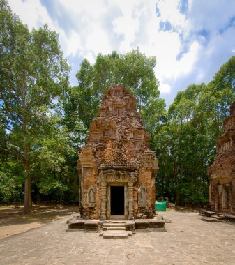 Tuğla ve taş harap oldu stupa ve teras ve Preah Ko tapınağının girişi Angkor Wat Unesco tarihi alanı Siem Reap, Kamboçya