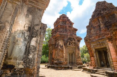 Tuğla ve taş harap oldu stupa ve teras ve Preah Ko tapınağının girişi Angkor Wat Unesco tarihi alanı Siem Reap, Kamboçya