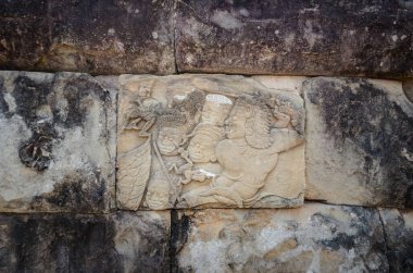 Hindu mitolojisindeki savaşçının Angkor Wat, Siem Reap, Kamboçya 'daki Wat Bakong antik tapınağındaki kabartmalarının ayrıntıları.