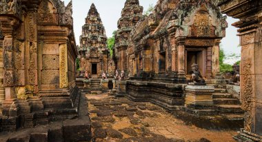Banteay Srei 'deki taş ve tuğla stupalar, Angkor Wat Unesco parkındaki en iyi antik tapınak, Siem Reap, Kamboçya