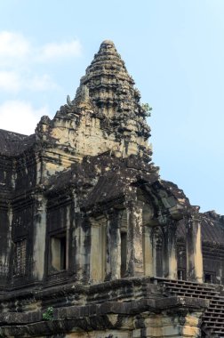 Angkor Wat ana tapınağındaki merkezi katlı çatı stupası, Siem Reap, Kamboçya 'daki eski bir Hindu kompleksi.