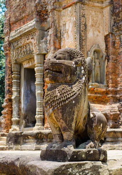 Förstörd Lejonskulptur Som Vaktar Det Antika Hindu Templet Preah Angkor — Stockfoto