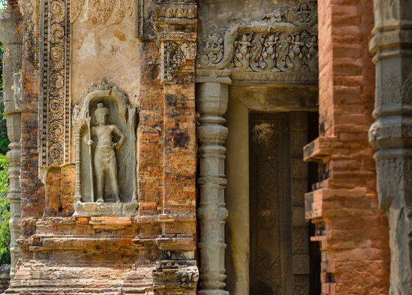 柬埔寨暹粒吴哥市吴哥窟后古寺墙壁装饰利基浮雕的细节 — 图库照片