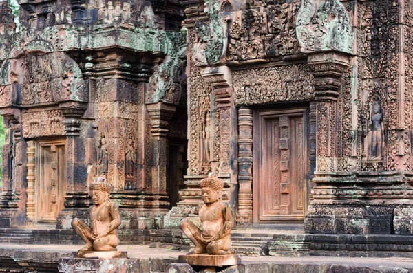 Två Stenhuggningar Mytologiska Krigare Vaktar Ingången Till Banteay Srei Antika — Stockfoto