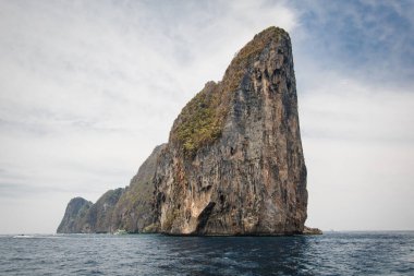 Tayland Denizi 'nin dışında, Kho Phi Phi yakınlarında etkileyici bir kaya oluşumu.