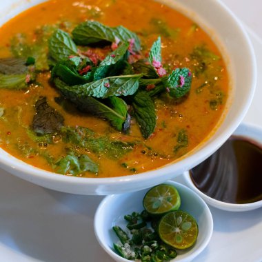 Tom Yum Tayland 'dan sıcak ve ekşi çorba, limon otu, kaffir limonu, balık sosu, karides ve ezilmiş kırmızı biber..