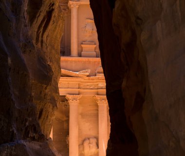 Petra 'nın Unesco bölgesindeki ünlü tapınak, Koridor olarak bilinen uzun kumtaşı kanyonunda onun oyulmuş ön cephesine bir göz atıyor..