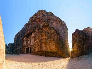 Petra, Ürdün, Ortadoğu 'daki Unesco Heritage sahasında kayalara oyulmuş Siq koridorunun panoraması ve Hazine simgeleri