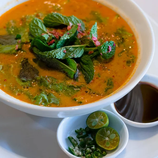 Tom Yum Tayland 'dan sıcak ve ekşi çorba, limon otu, kaffir limonu, balık sosu, karides ve ezilmiş kırmızı biber..