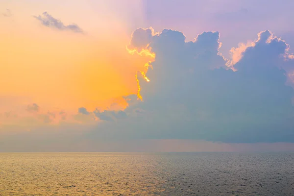 Güneş yükseliyor fırtına bulutları süzülüyor Tayland 'daki Andaman denizi üzerinde.
