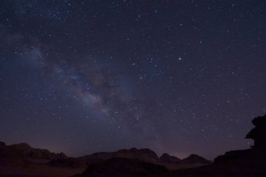 Wadi Rum Çölü üzerinde yıldızlı bir gecede Samanyolu, Jordan.