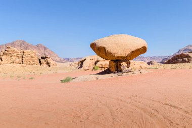 Wadi Rum Çölü 'nde mantar şekilli kaya oluşumu, popüler bir safari ve Ürdün, Ortadoğu' da yürüyüş yapan turistik bir yer.