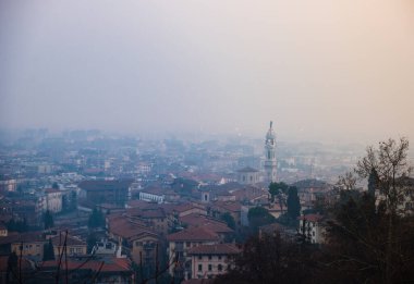 Bergamo 'nun panoramik manzarası, eski, yüksek şehrin bakış açısından, Aziz Alexander Bazilikası ile Sütun' da
